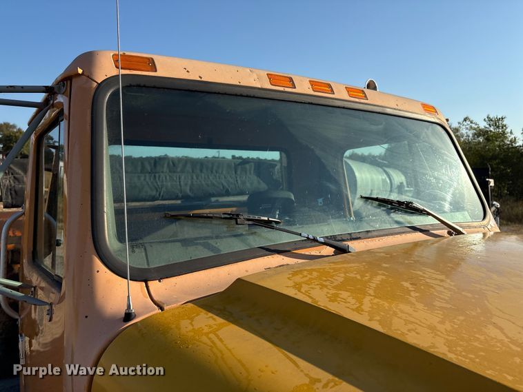 image for item IE9241 2001 International 4700 dump truck