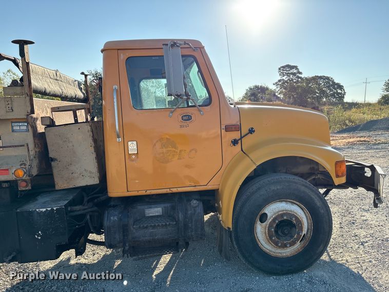 image for item IE9241 2001 International 4700 dump truck