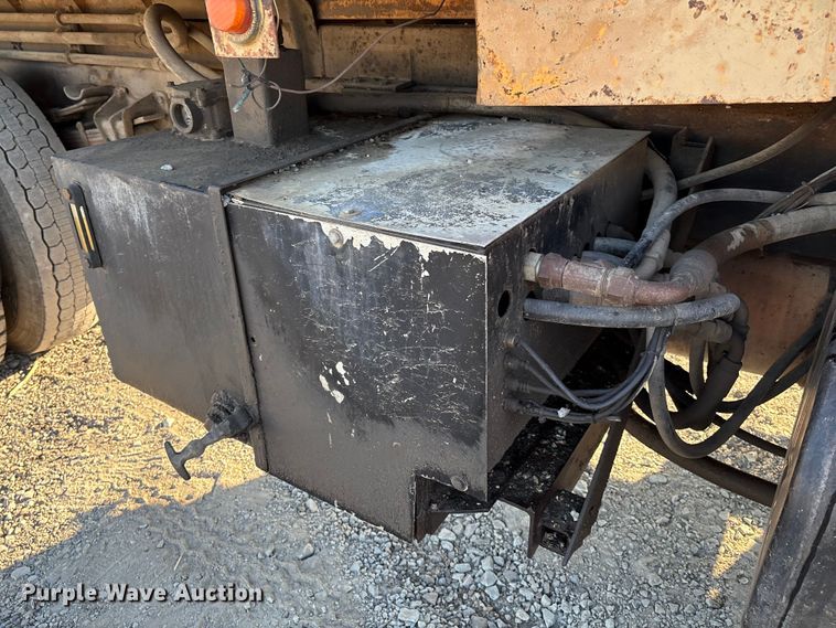 image for item IE9241 2001 International 4700 dump truck