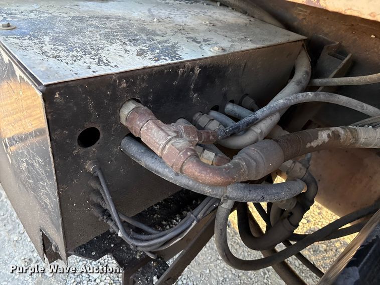 image for item IE9241 2001 International 4700 dump truck