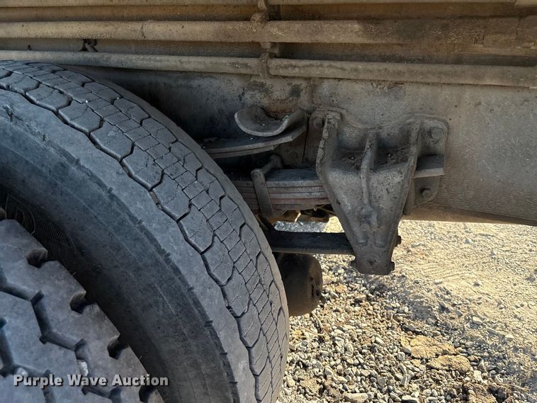 image for item IE9241 2001 International 4700 dump truck