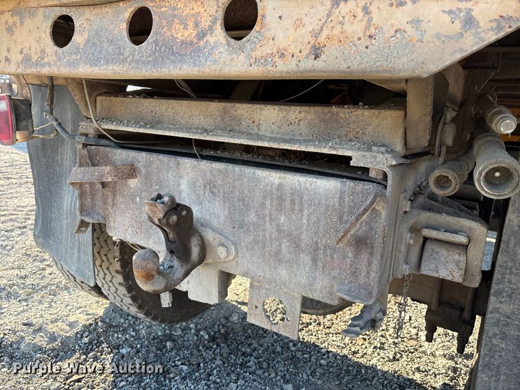 image for item IE9241 2001 International 4700 dump truck