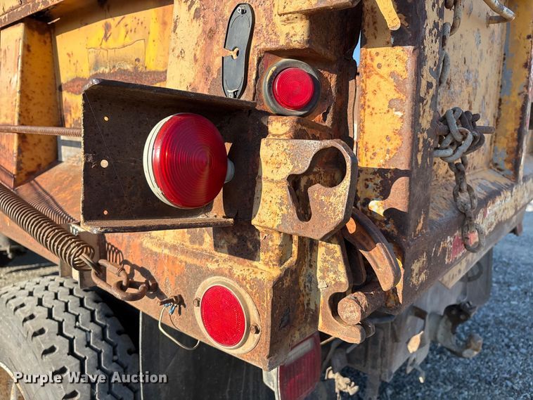 image for item IE9241 2001 International 4700 dump truck