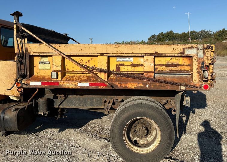 image for item IE9241 2001 International 4700 dump truck