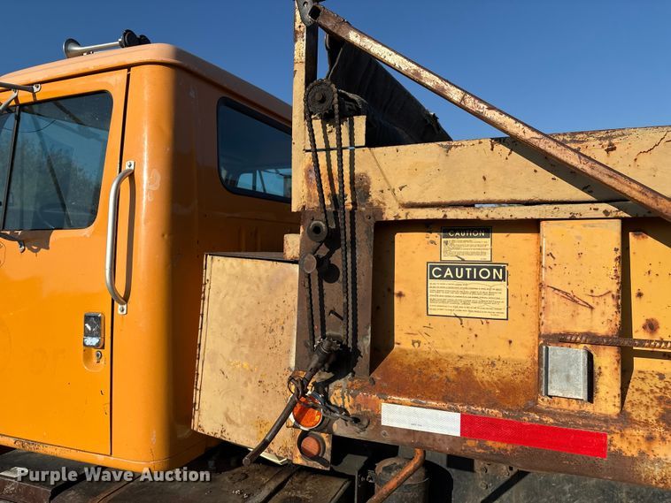 image for item IE9241 2001 International 4700 dump truck