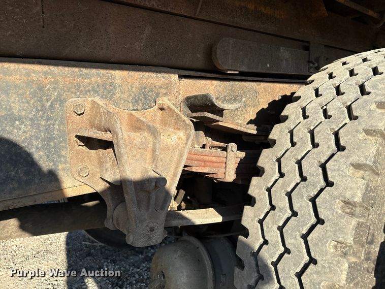 image for item IE9241 2001 International 4700 dump truck