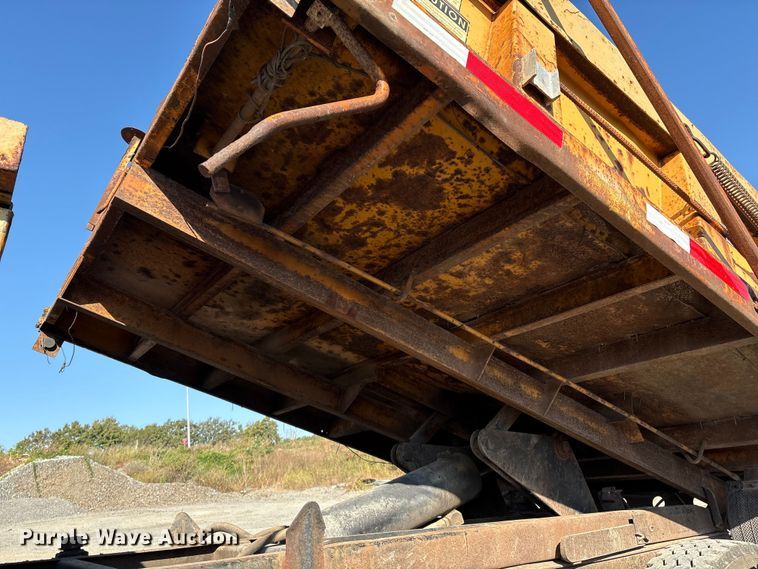 image for item IE9241 2001 International 4700 dump truck