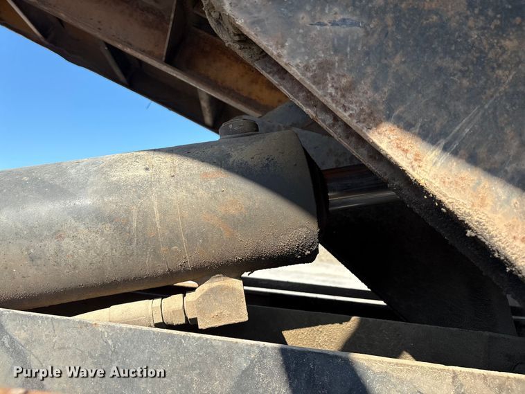 image for item IE9241 2001 International 4700 dump truck