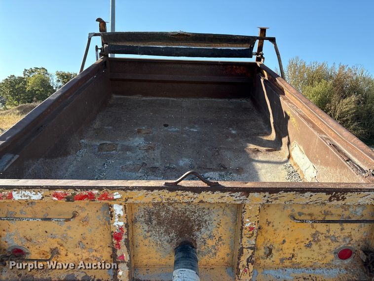 image for item IE9241 2001 International 4700 dump truck