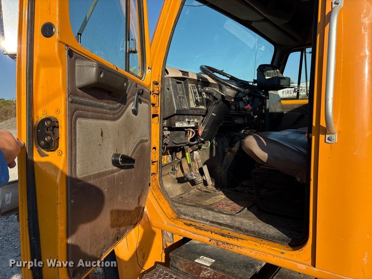 image for item IE9241 2001 International 4700 dump truck
