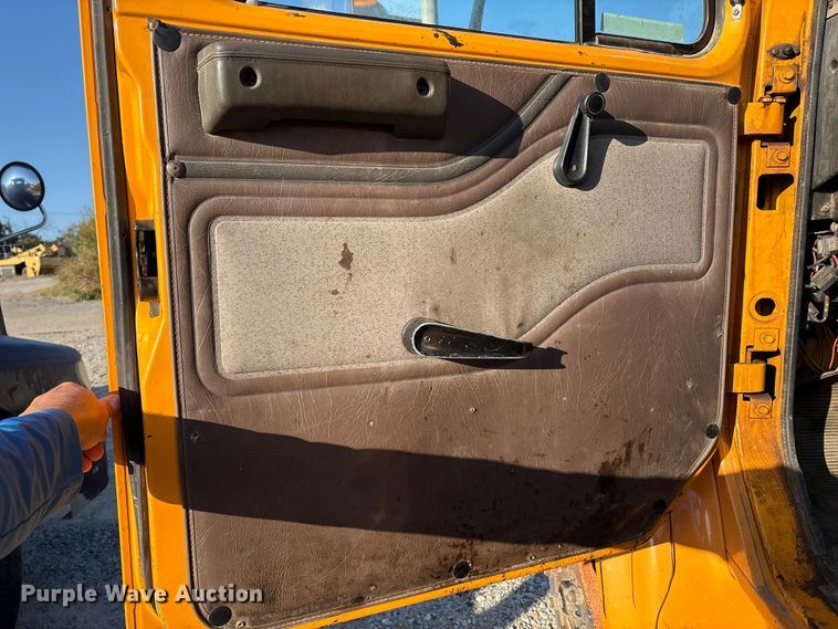 image for item IE9241 2001 International 4700 dump truck