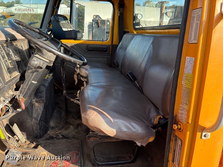 image for item IE9241 2001 International 4700 dump truck