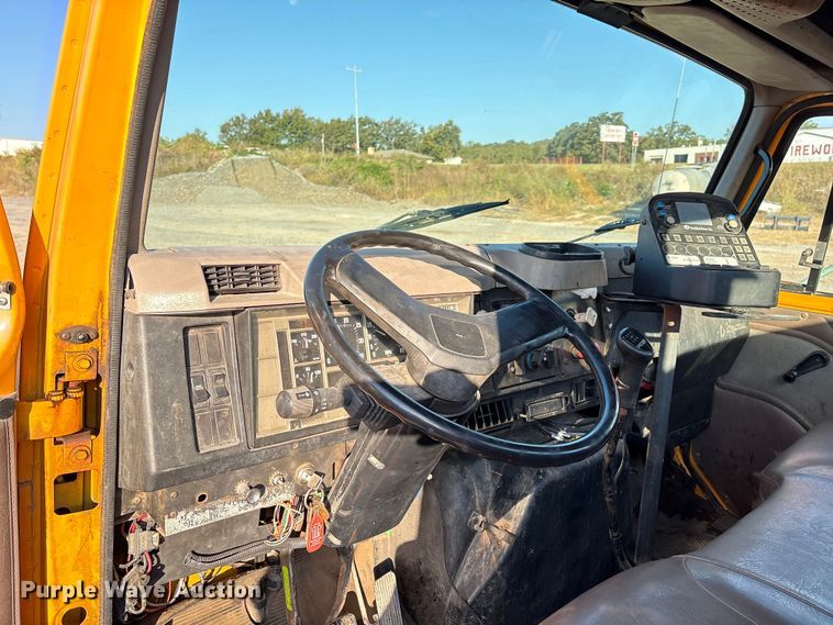 image for item IE9241 2001 International 4700 dump truck