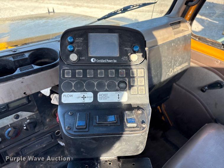 image for item IE9241 2001 International 4700 dump truck