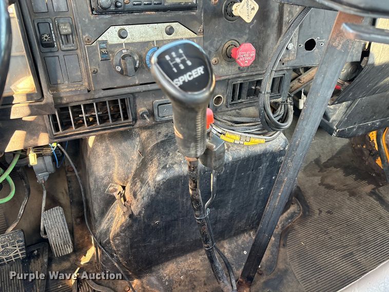 image for item IE9241 2001 International 4700 dump truck