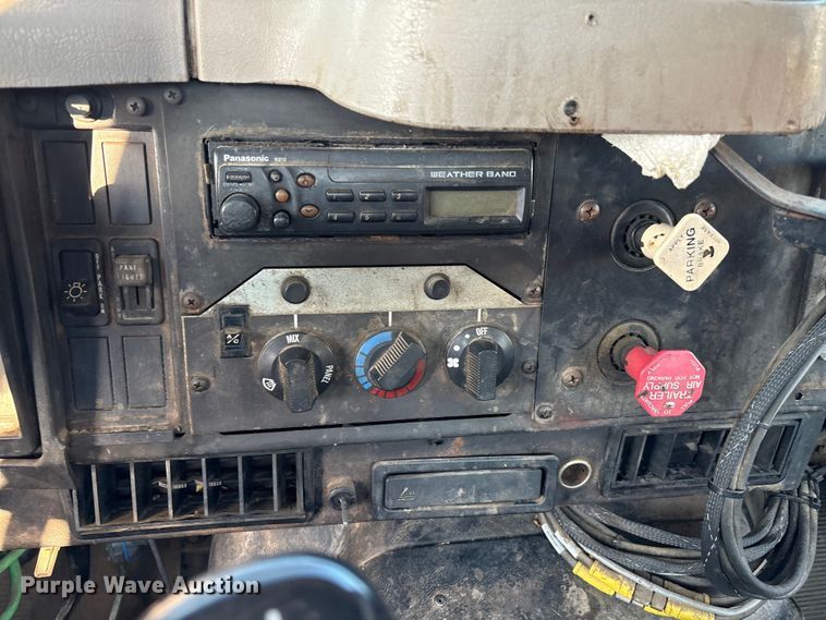 image for item IE9241 2001 International 4700 dump truck