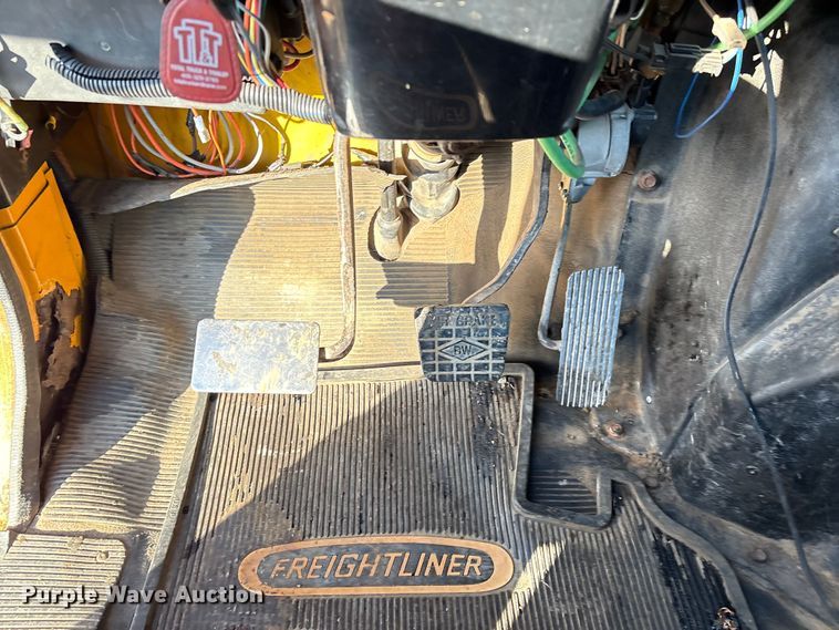 image for item IE9241 2001 International 4700 dump truck