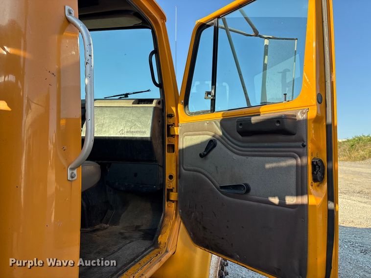 image for item IE9241 2001 International 4700 dump truck