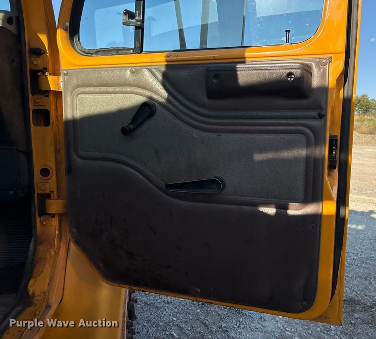 image for item IE9241 2001 International 4700 dump truck