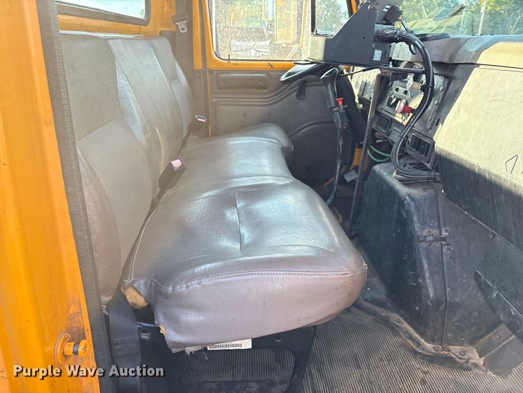 image for item IE9241 2001 International 4700 dump truck