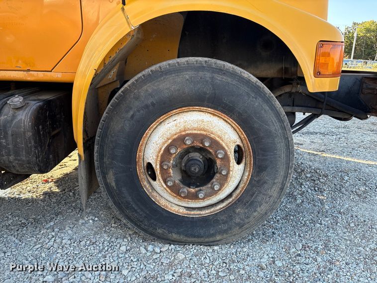 image for item IE9241 2001 International 4700 dump truck