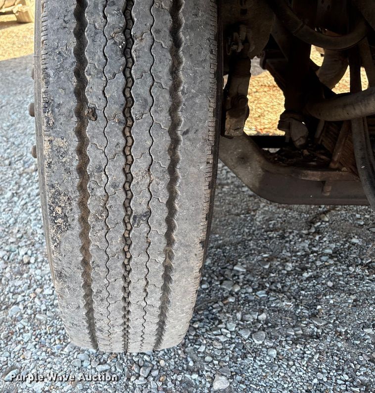 image for item IE9241 2001 International 4700 dump truck