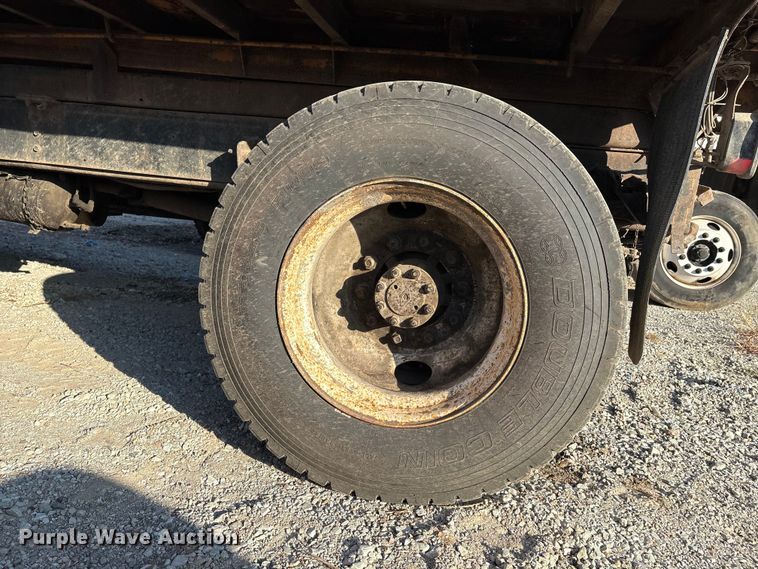 image for item IE9241 2001 International 4700 dump truck