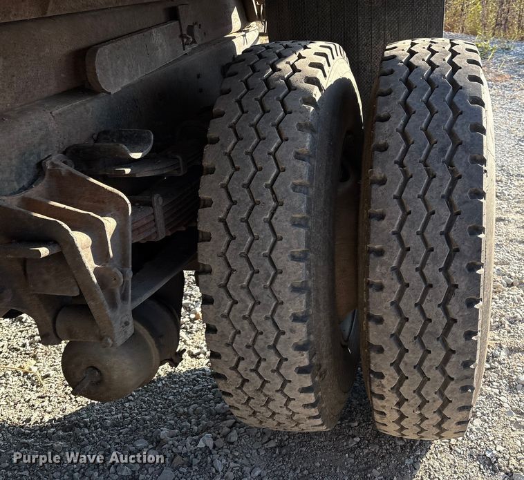 image for item IE9241 2001 International 4700 dump truck