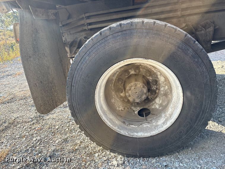 image for item IE9241 2001 International 4700 dump truck