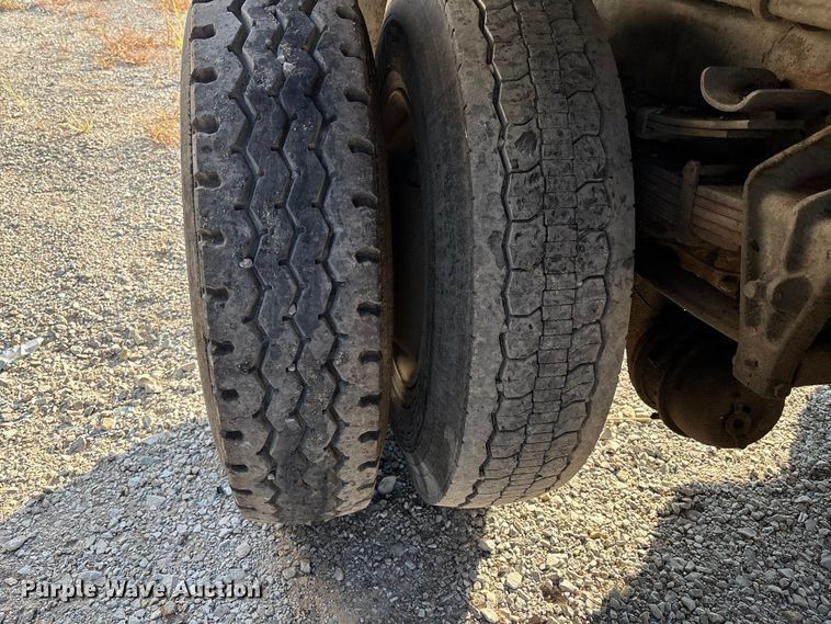 image for item IE9241 2001 International 4700 dump truck