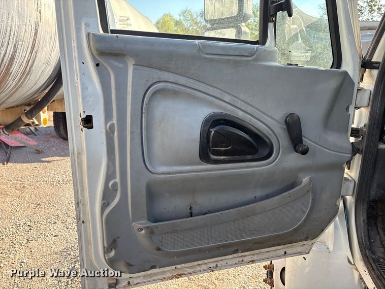 image for item IE9242 2007 International 4400 dump truck