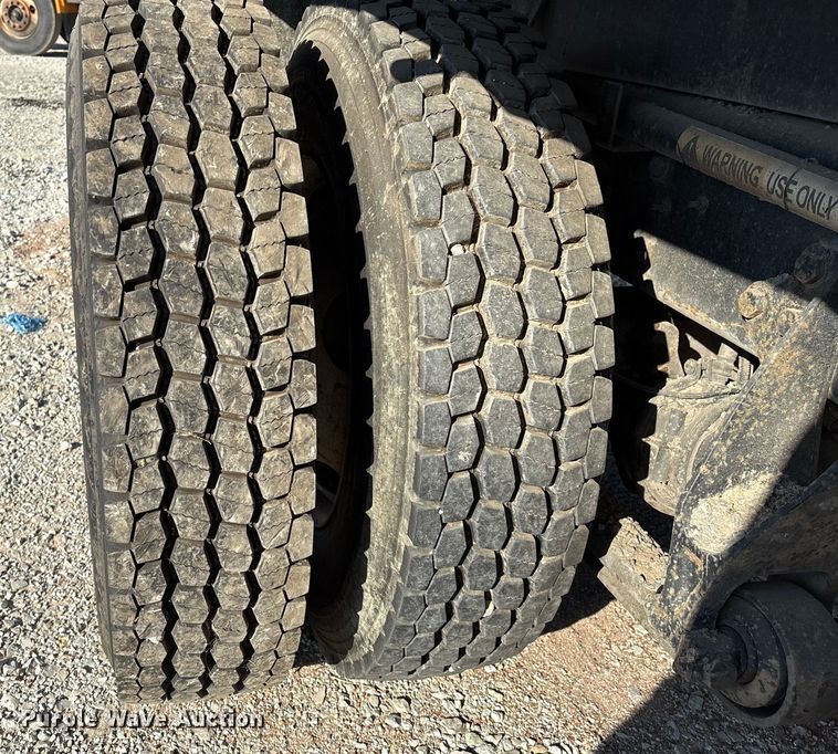 image for item IE9242 2007 International 4400 dump truck