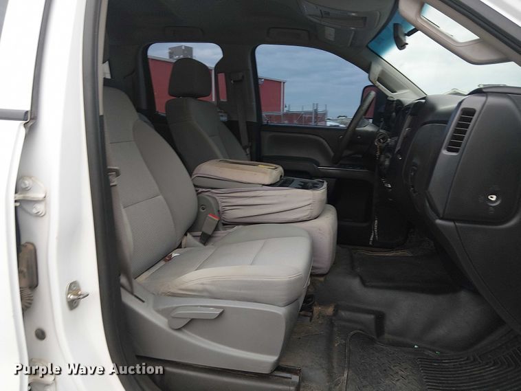 image for item DJ7867 2015 GMC Sierra 2500HD Double Cab pickup truck