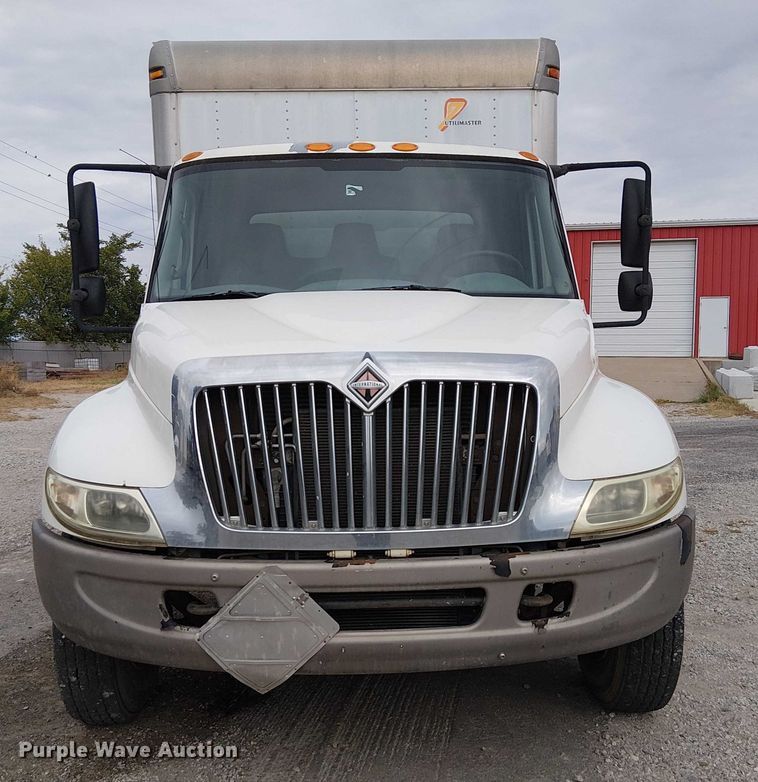image for item DJ7868 2003 International 4200 box truck