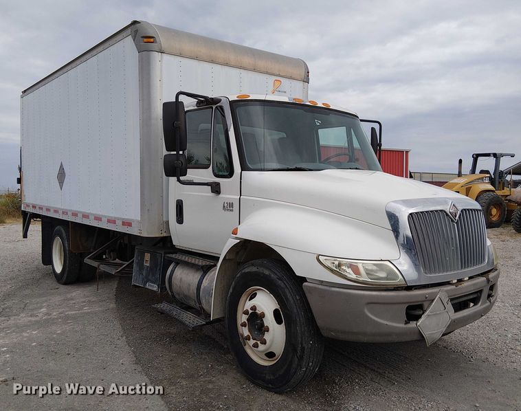 image for item DJ7868 2003 International 4200 box truck