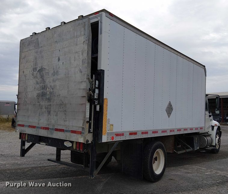 image for item DJ7868 2003 International 4200 box truck