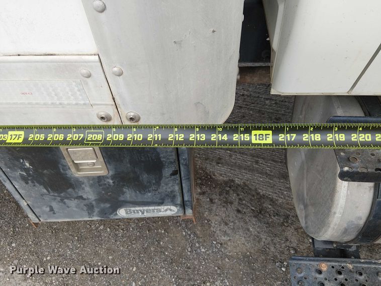 image for item DJ7868 2003 International 4200 box truck