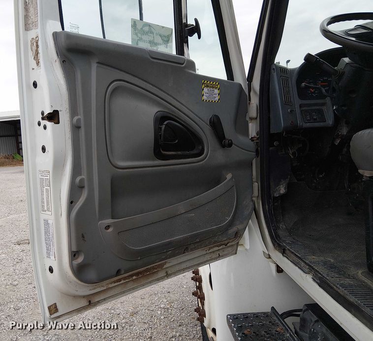 image for item DJ7868 2003 International 4200 box truck