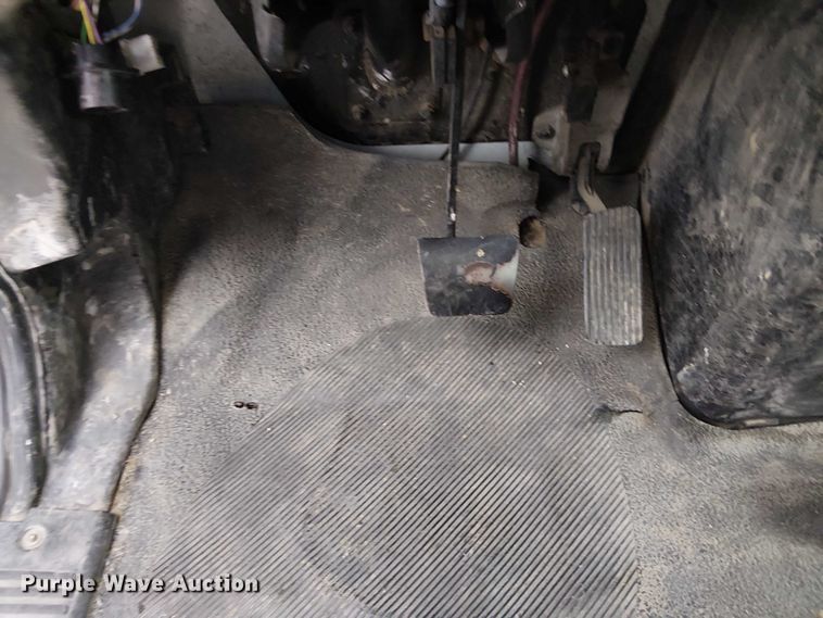 image for item DJ7868 2003 International 4200 box truck