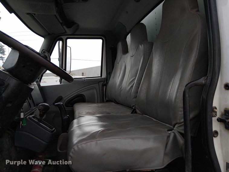 image for item DJ7868 2003 International 4200 box truck