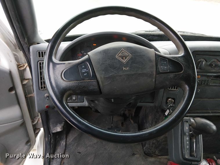 image for item DJ7868 2003 International 4200 box truck