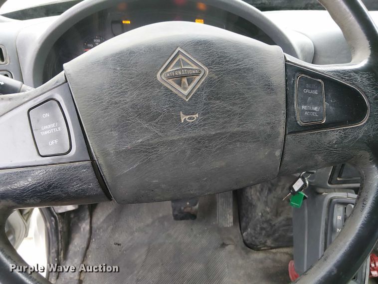 image for item DJ7868 2003 International 4200 box truck