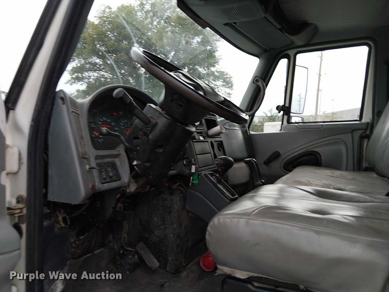 image for item DJ7868 2003 International 4200 box truck