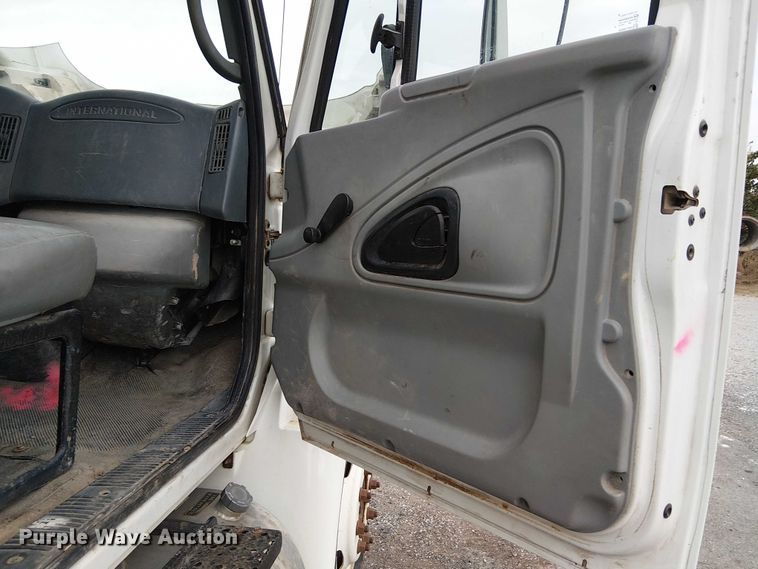 image for item DJ7868 2003 International 4200 box truck