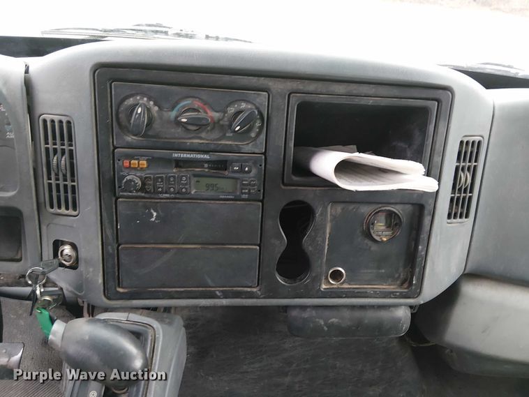 image for item DJ7868 2003 International 4200 box truck