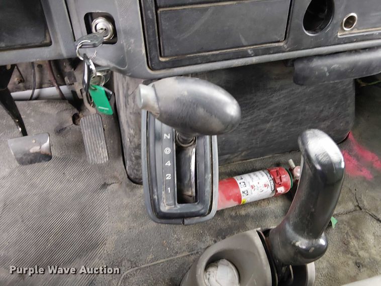 image for item DJ7868 2003 International 4200 box truck