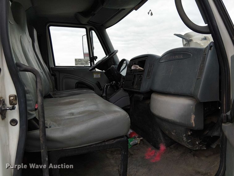 image for item DJ7868 2003 International 4200 box truck