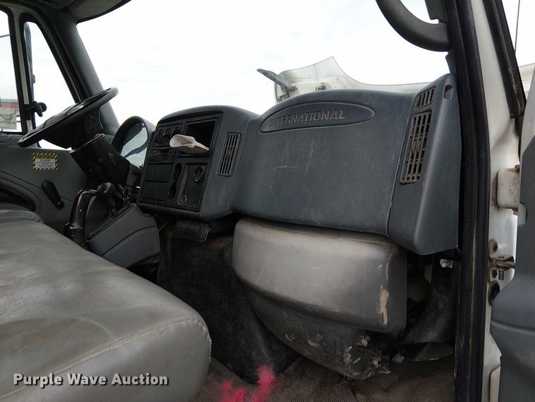 image for item DJ7868 2003 International 4200 box truck