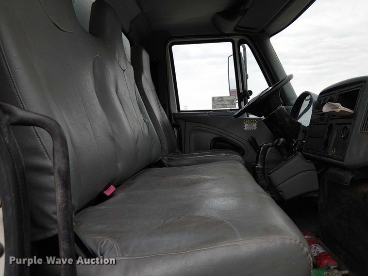 image for item DJ7868 2003 International 4200 box truck