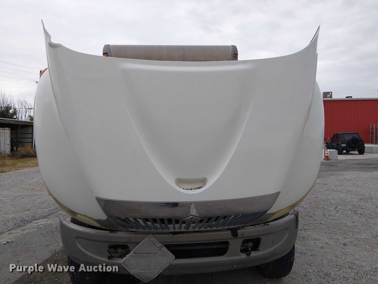 image for item DJ7868 2003 International 4200 box truck